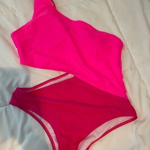 One piece, tag says XL but fits like an L (I’m 5’8”)